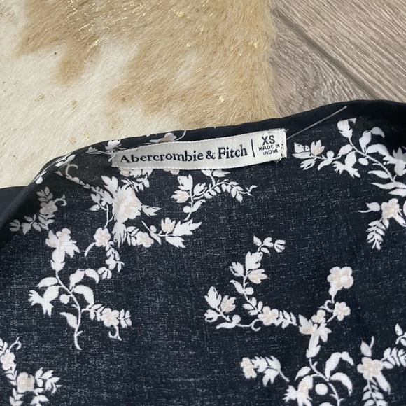 Abercrombie & Fitch black and white floral wrap dress - Picture 2 of 3